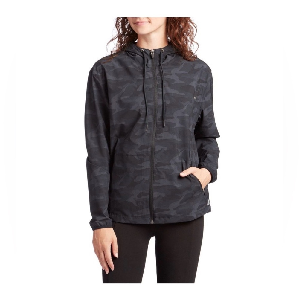 Vuori Outdoor Trainer Shell In Camo . Size XL